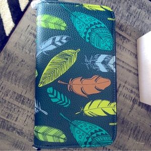 Thirty-one leaf zip around wallet. Navy blue background.